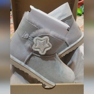 *NEW*UGG Kids Boots in Light Gray with Star Detail